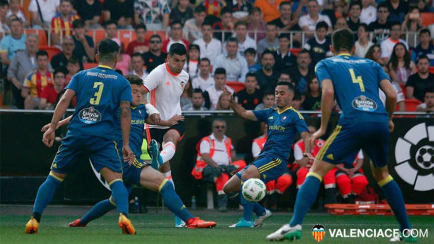 Los jugadores del Celta B rodean a un atacante del Mestalla. // @valenciacf