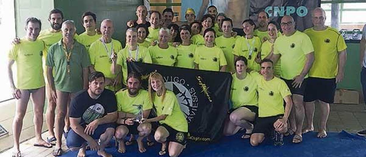 Nadadores del Club Traviesas Master posan como campeones de la liga gallega.