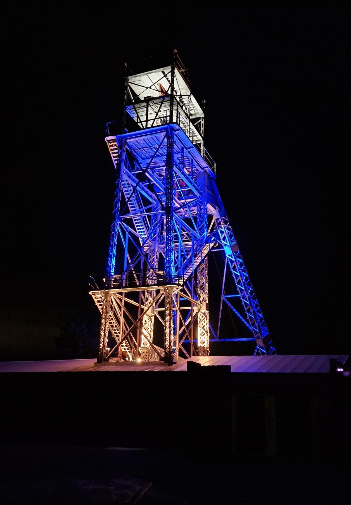 El castillete, iluminado.