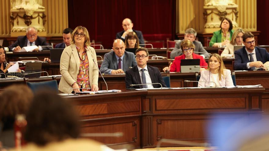 Estarellas, Costa y Prohens, este martes en el Parlament.