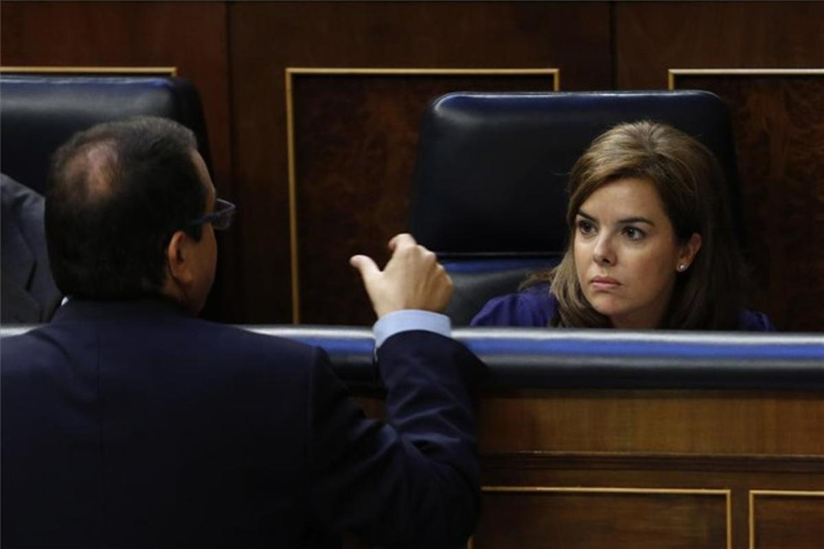 La vicepresidenta Sáenz de Santamaría, ahir, al Congrés, amb Jordi Jané, de CiU. La vicepresidenta Sáenz de Santamaría, ahir, al Congrés, amb Jordi Jané, de CiU.