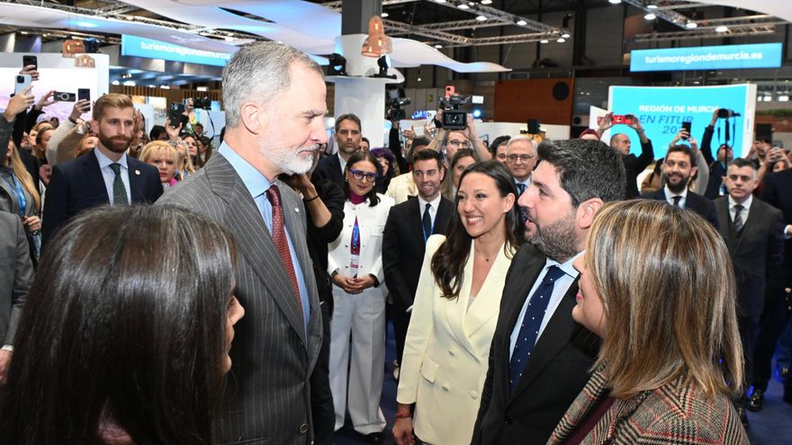 Los Reyes visitan el stand de la Región en el primer día de Fitur