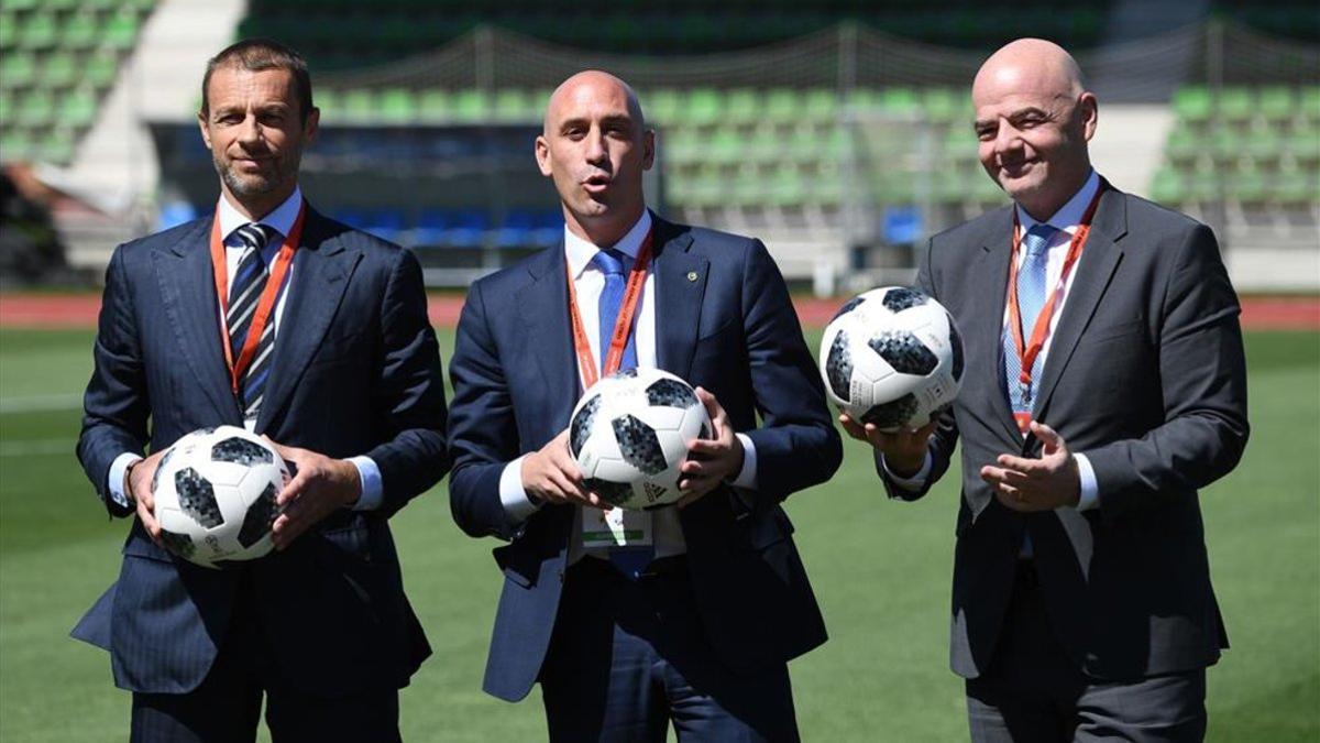 Rubiales (centro), junto a Ceferin (izquierda) e Infantino (derecha), en una imagen de archivo