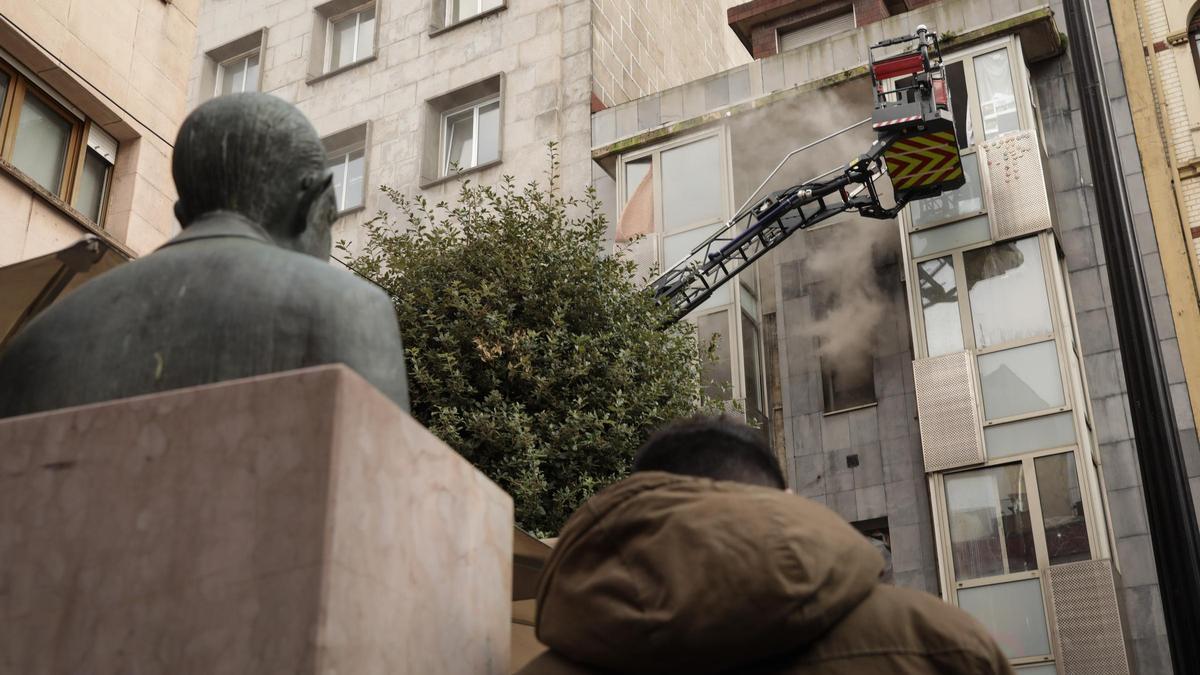 El incendio en el piso okupa del Carmen, en imágenes La Nueva España