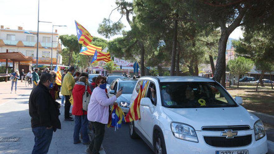 Més de 300 cotxes creuen Catalunya fins Argelers per recordar el &quot;fets d&#039;octubre&quot;