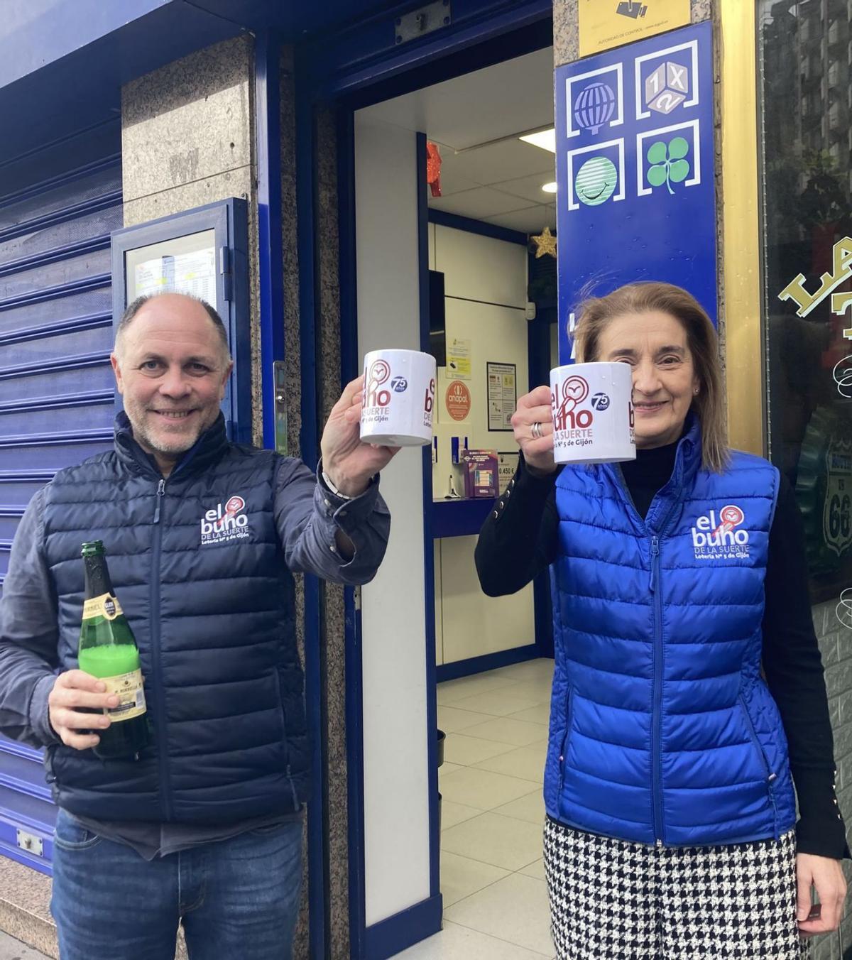 Borja Muñiz y Teresa Rubiera, brindando tras dar el primer premio del sorteo del Niño ayer en Gijón.