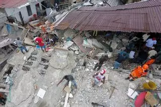 Juana Marín, vecina de Pereira, epicentro del terremoto de Colombia: "Estamos intentando sacar los escombros porque quí estaban todos los vendedores de lotería",