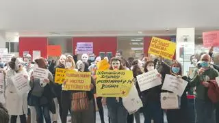 Protesta sanitaria con máscaras en los pasillos del HUCA