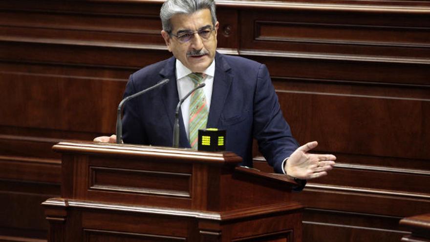 Román Rodríguez interviene en el Parlamento de Canarias.