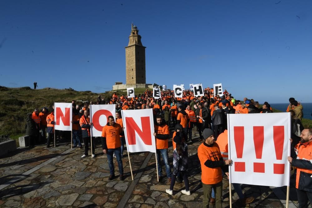 Los trabajadores de Alcoa en la Torre de Hércules