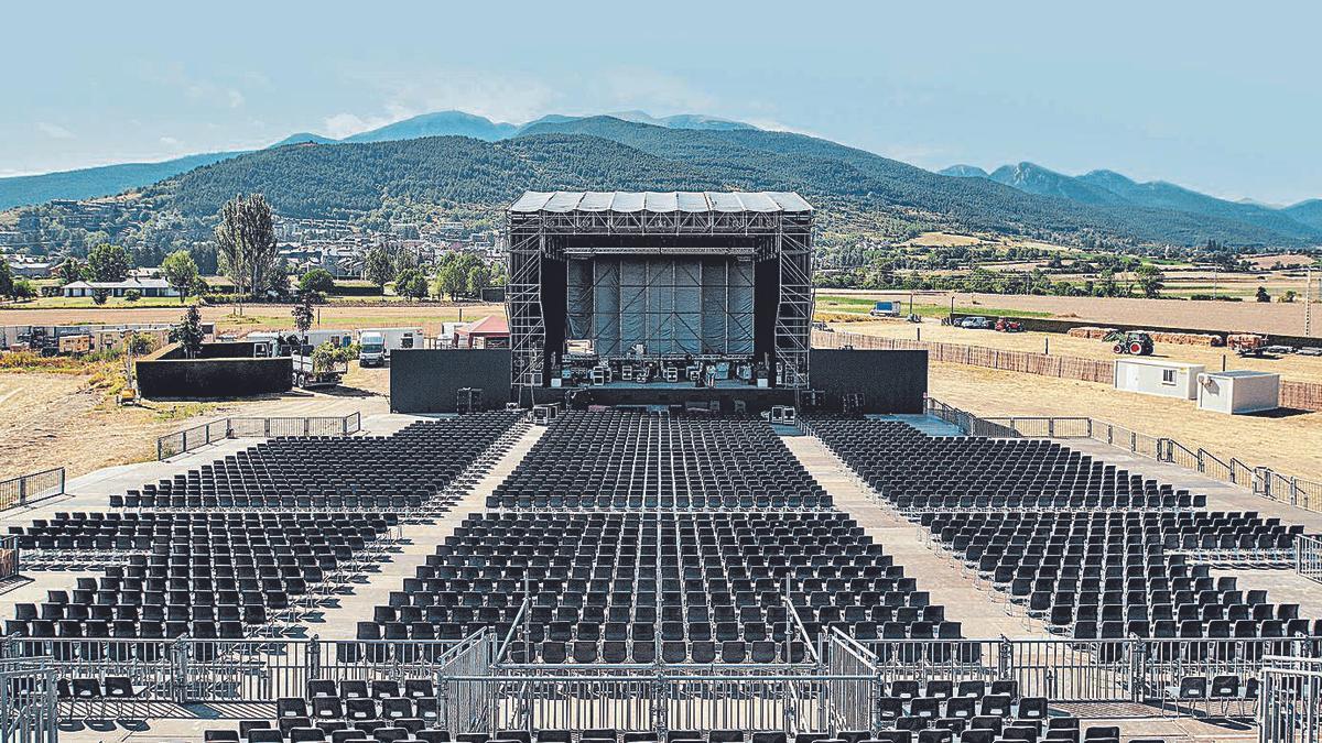 Aspecte de l’auditori i l’escenari que s’ha muntat a la vall d’Alp. | SERGI COLOMÉ