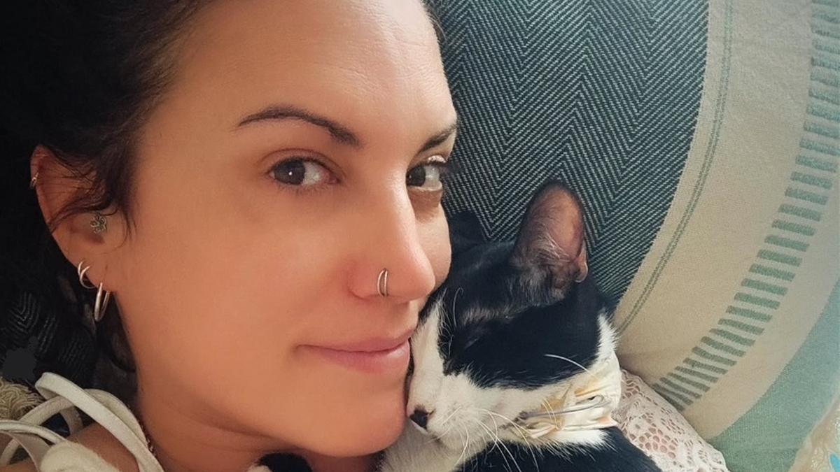 Alba Roldán, junto a su gato Mushu en su casa, donde se recupera del agresivo y aterrador episodio que vivió este pasado miércoles.