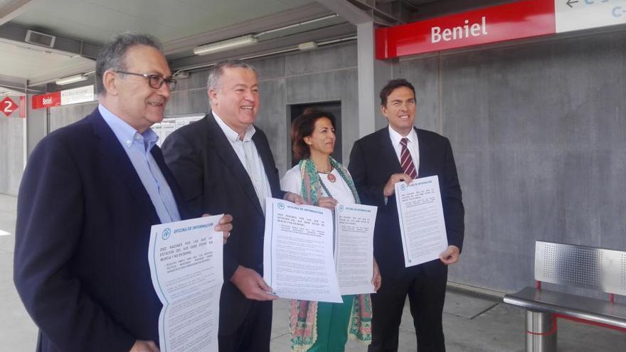 Pedro José Pérez, Francisco Bernabé, Isabel Borrego y Javier Ruano presentaron ayer en la estación de Beniel sus razonamientos.