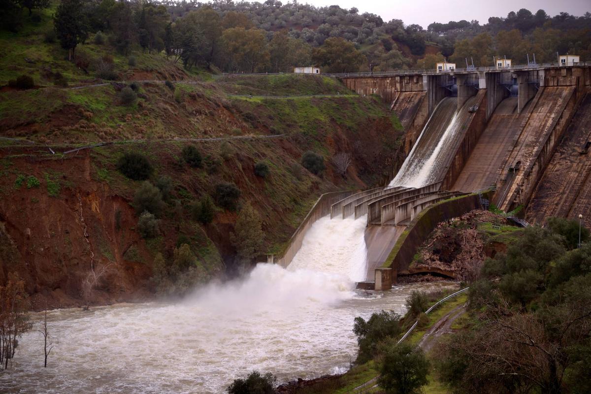 Desembalse de la presa del Guadalmellato.