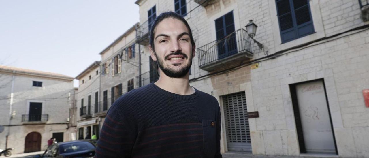 Joan Bennàsar, en Binissalem, muestra una de las pruebas que le sirvieron como ensayo antes de desarrollar el prototipo definitivo.