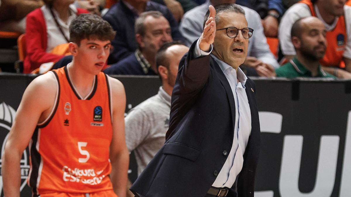El entrenador del Valencia Basket, Pedro Martínez, durante el partido de baloncesto correspondiente a las semifinales de la Eurocopa entre Valencia Basket y Hapoel Tel Aviv