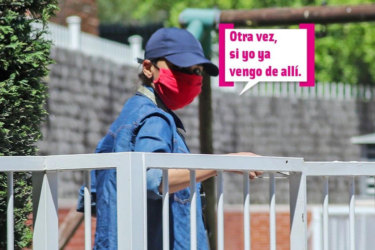 Chenoa con mascarilla y gorra para salir a pasear al perro