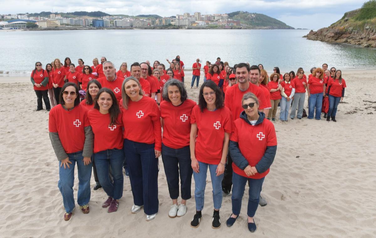 Cruz Roja humana en la playa de Matadero compuesta por delegados de la entidad