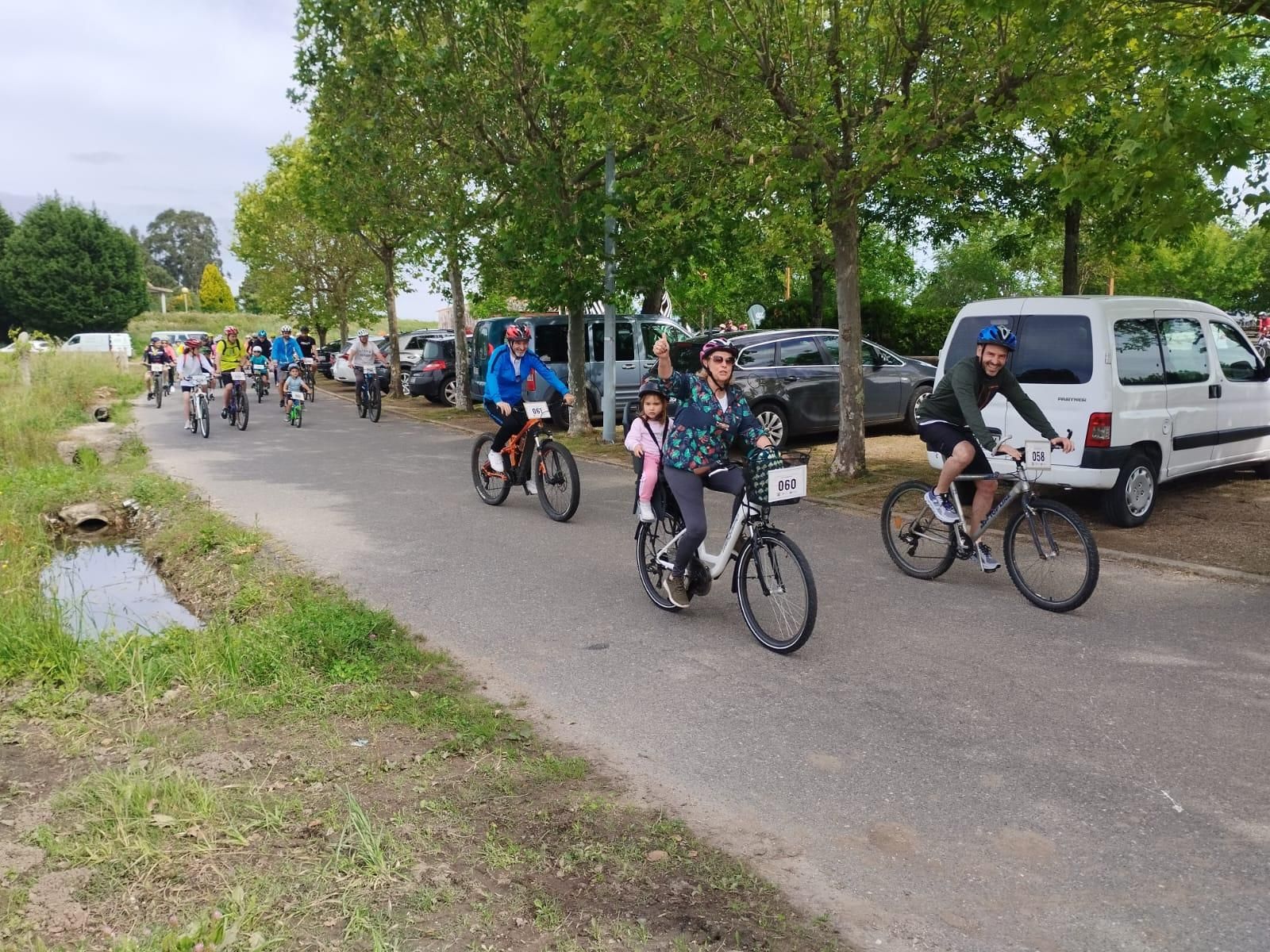 Participantes en la fiesta de la bicicleta de Cambados.