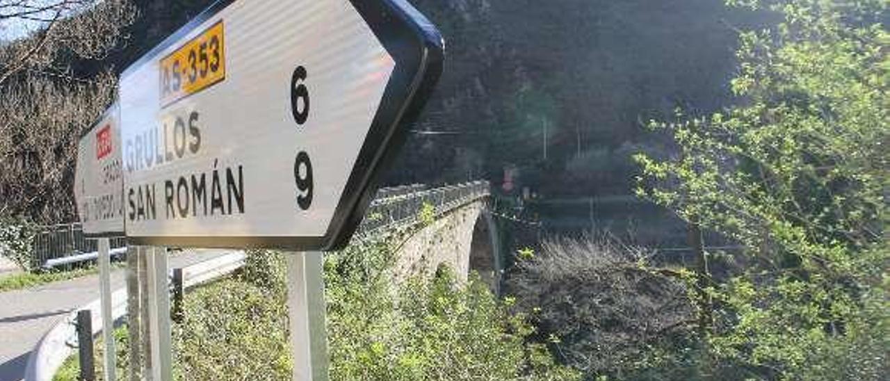 El acceso a Candamo desde el puente de Peñaflor.