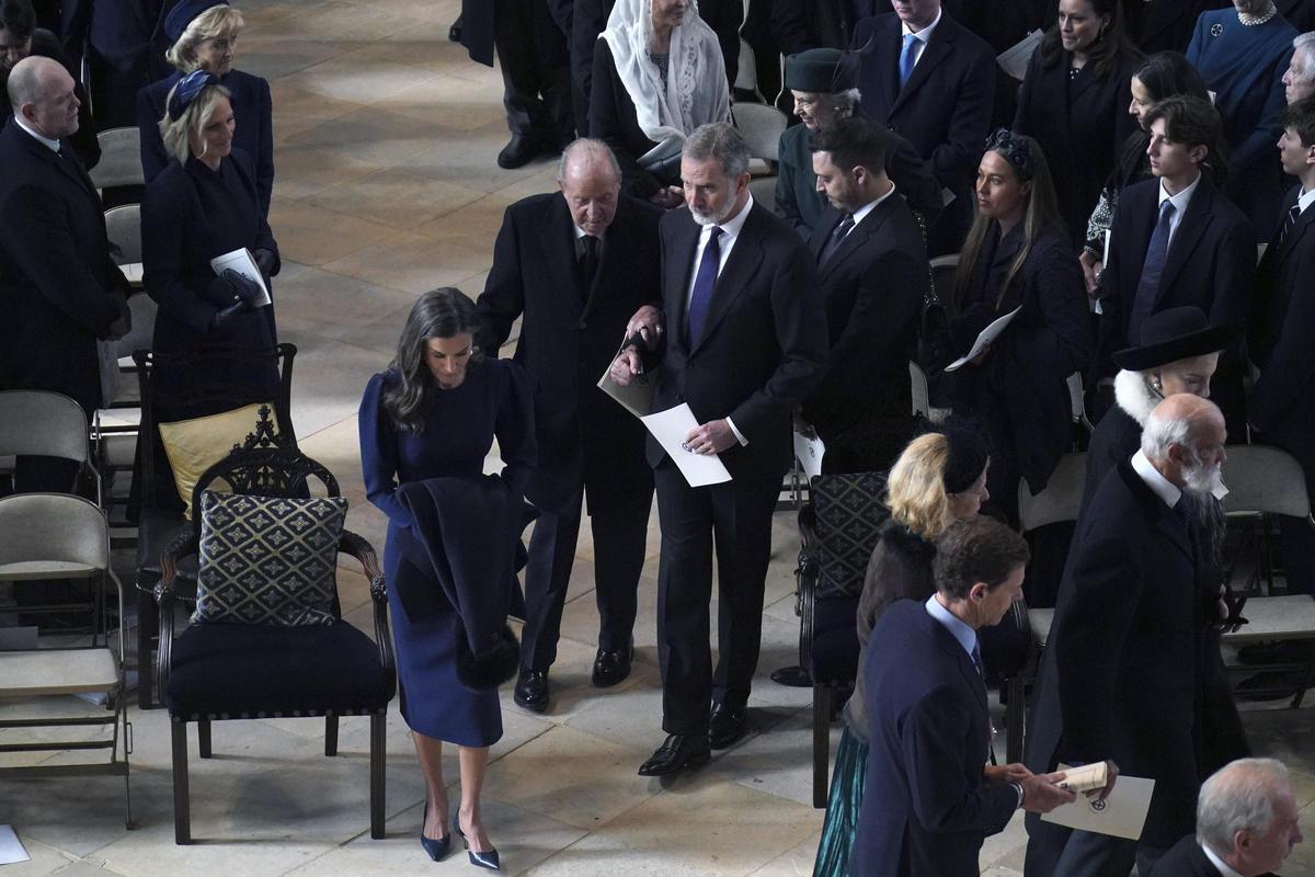 Felipe VI y Don Juan Carlos, juntos en el funeral de Constantino de Grecia
