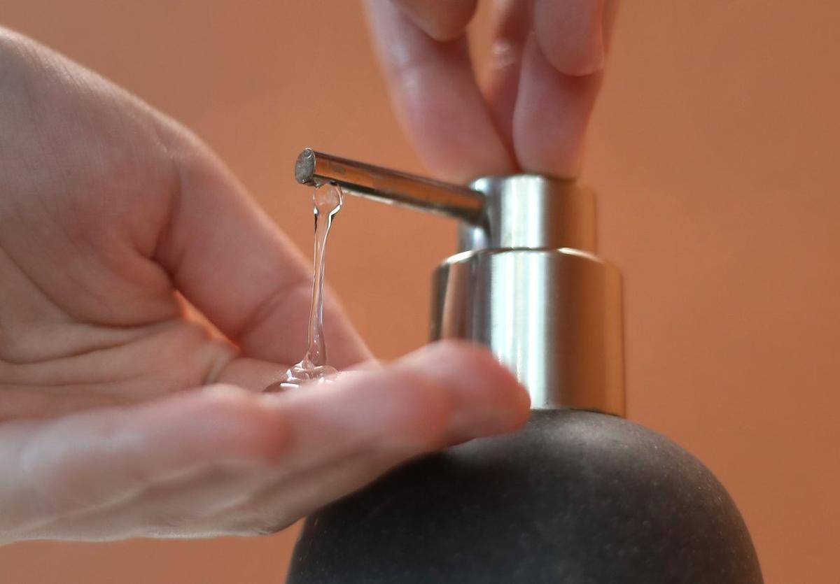 04 March 2020, England, London: A person uses soap before washing their hands, amid the outbreak of Covid-19 (coronavirus). Photo: Philip Toscano/PA Wire/dpa