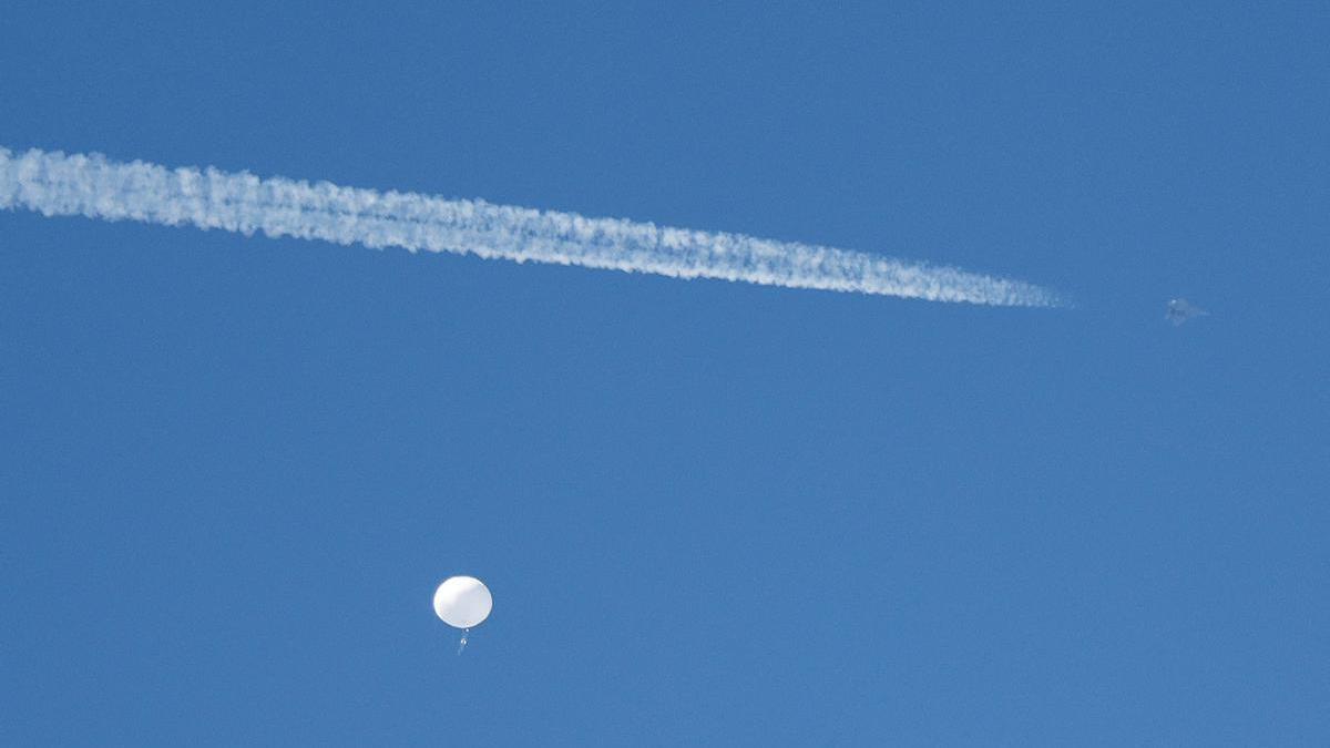 Un avión sobrevuela el globo chino, el pasado 4 de febrero, a la altura de Carolina del Sur.