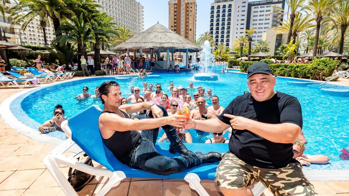 Uno de los actores y el creador de la serie británica &quot;Benidorm&quot; junto a un grupo de fans.