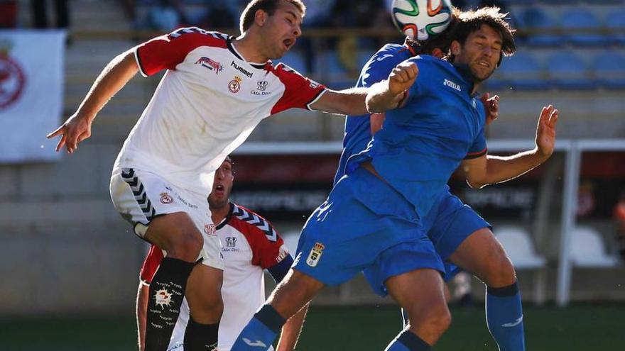 Turzo, a la izquierda, pugna por el balón con el oviedista David Fernández.