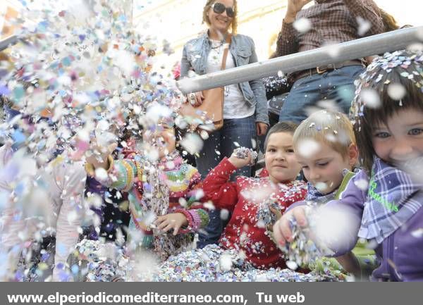 GALERÍA DE FOTOS - El Coso Multicolor inunda de confeti Castellón