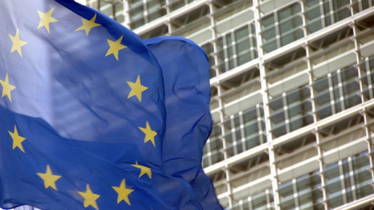Bandera de la UE frente a la sede de la Comisión Europea.