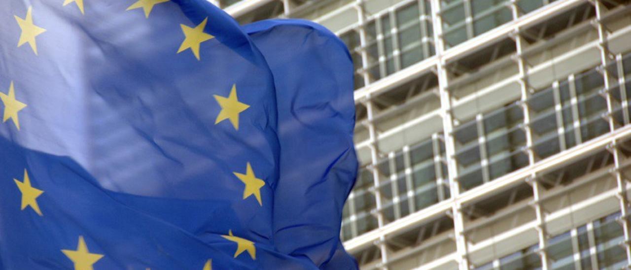 Archivo - Bandera de la UE frente a la sede de la Comisión Europea.