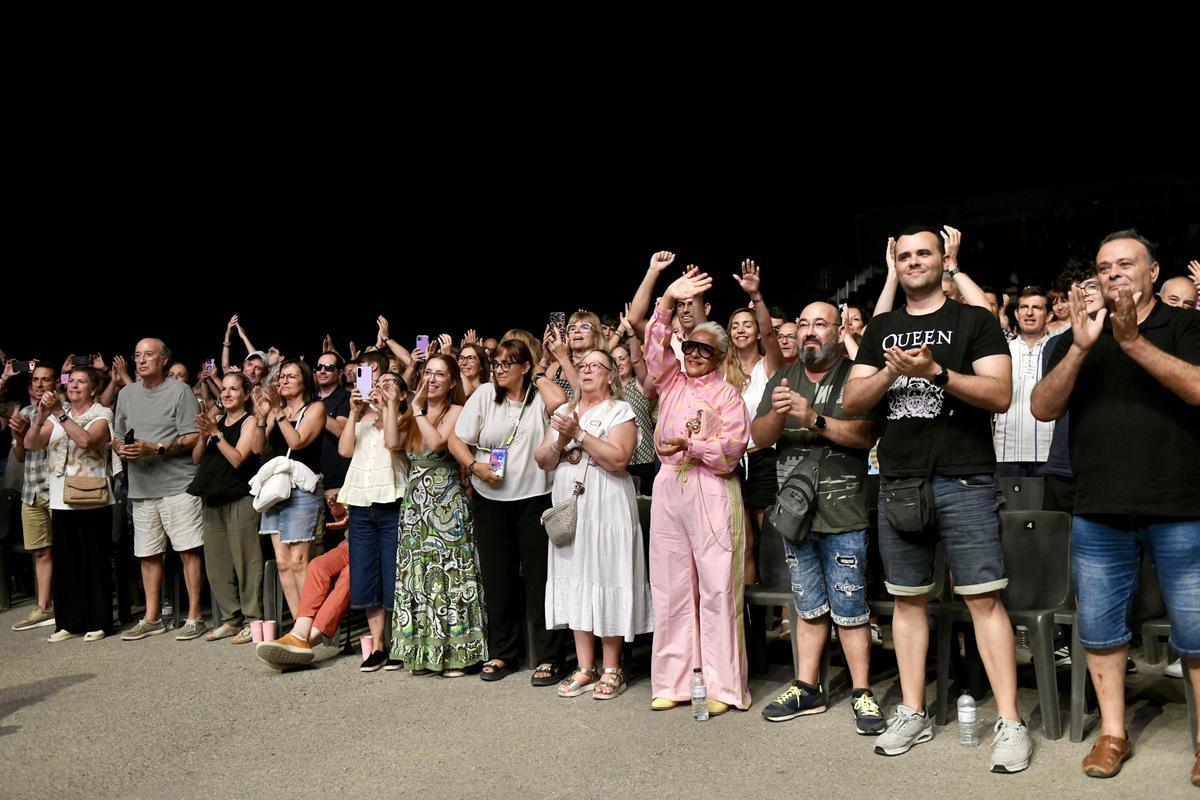 Part del públic de la primera fila de platea