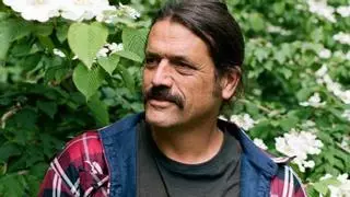 Íñigo Segurola, popular por su papel televisivo en Bricomanía, protagoniza el domingo una visita guiada al bosque jardín de la Fonte Baxa que tiene las entradas agotadas