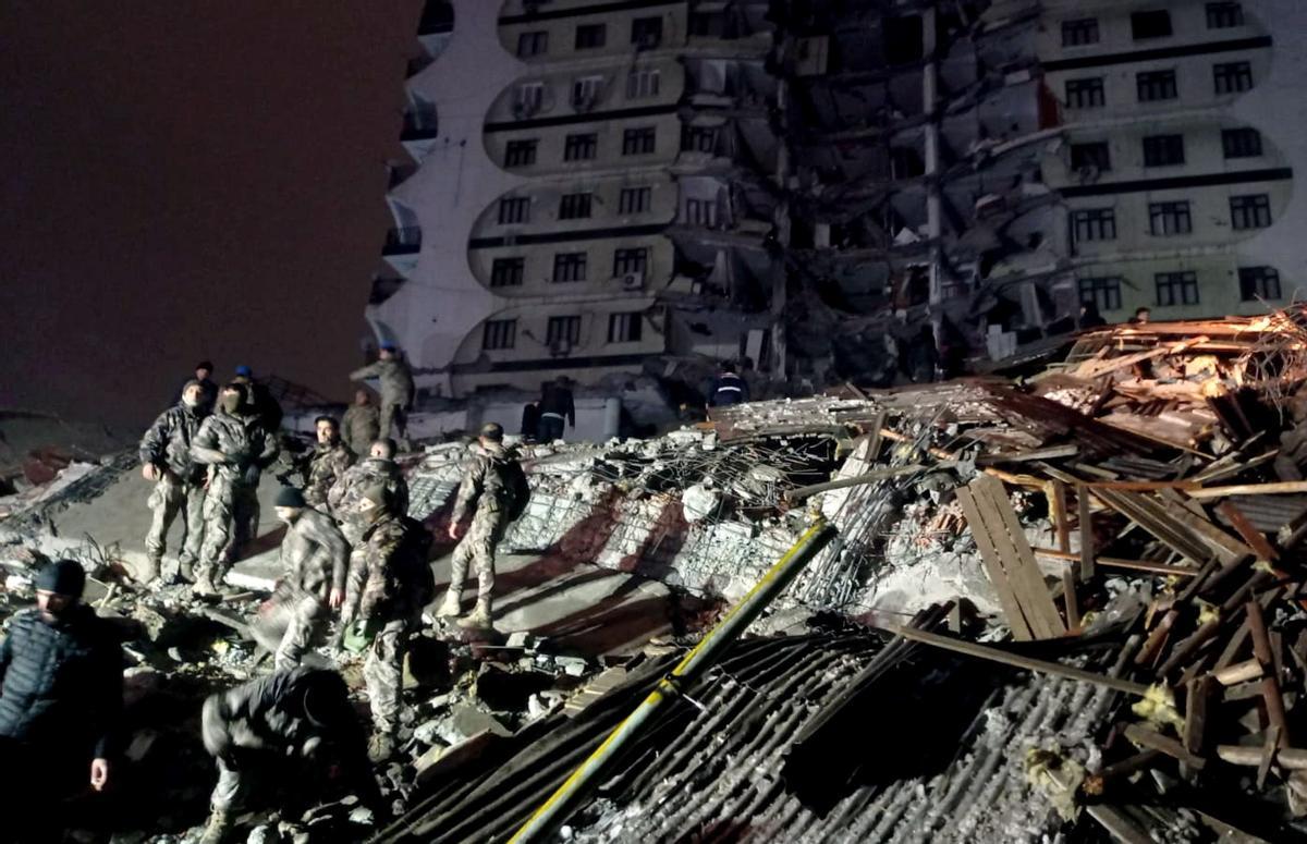 Diyarbakir (Turkey), 06/02/2023.- Turkish soldiers and others try to help victims at the site of a collapsed building after an earthquake in Diyarbakir, Turkey 06 February 2023. According to the US Geological Service, an earthquake with a preliminary magnitude of 7.8 struck southeast Turkey close to the Syrian border. The earthquake caused buildings to collapse and sent shockwaves over northwest Syria, Cyprus, and Lebanon. (Terremoto/sismo, Chipre, Líbano, Siria, Turquía) EFE/EPA/DENIZ TEKIN