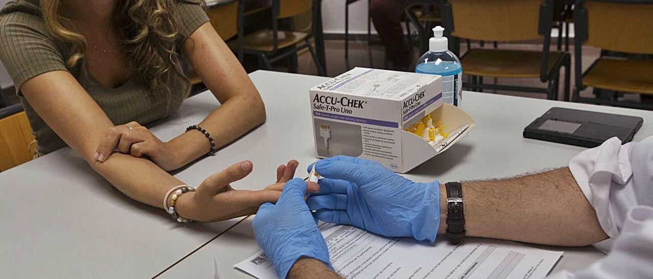 Toma de muestras para un test rápido de coronavirus, en una imagen tomada esta semana en la Universidad de Alicante. ALEX DOMÍNGUEZ