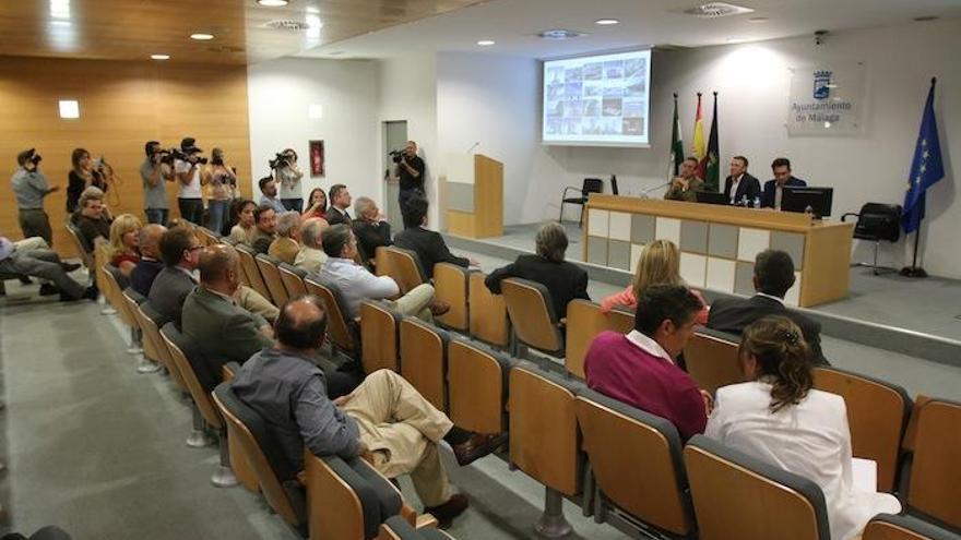 Panorámica de la reunión en Urbanismo para debatir sobre los antiguos terrenos de Repsol en la Carretera Cádiz.