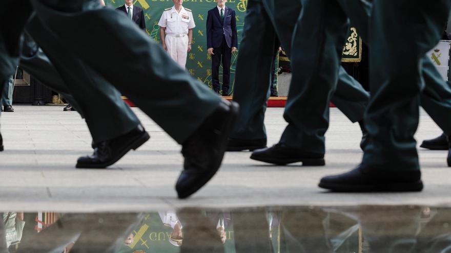 El ministro del Interior, Fernando Grande-Marlaska (d), y el director de la Guardia Civil, Leonardo Marcos (i), durante su toma de posesión como director general