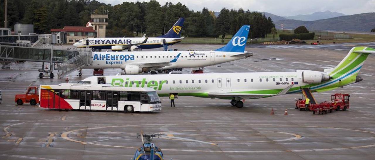 Un avión de la aerolínea Binter estacionado en el aeropuerto de Vigo. // FDV