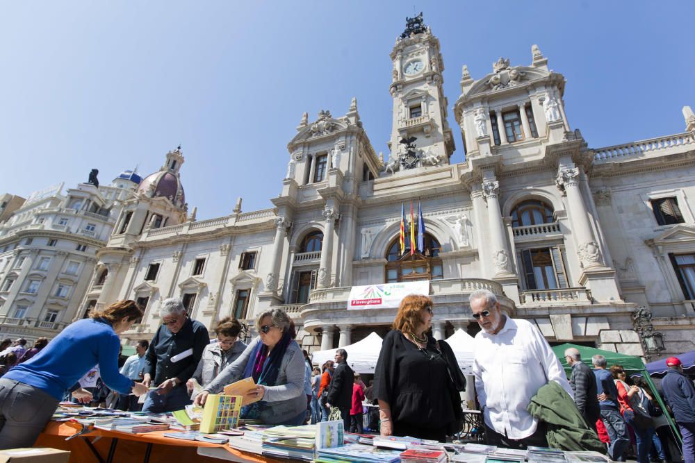 Trobada d'Escoles en Valencià en la plaza del Ayuntamiento