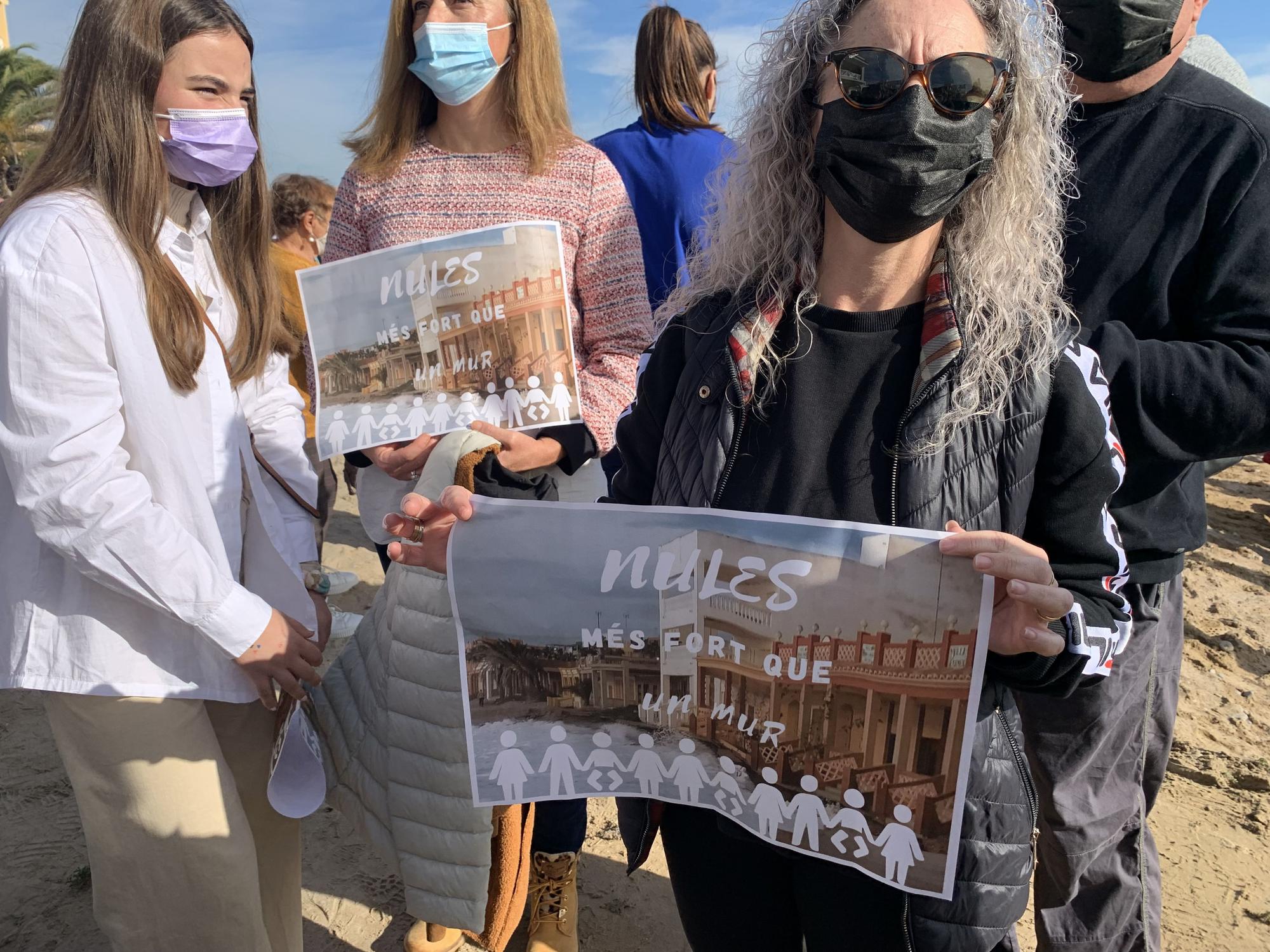 Movilización en la playa de Nules para exigir los espigones