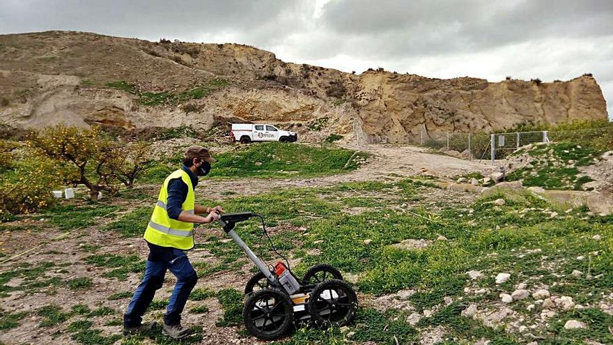 Georradar en busca de restos arqueológicos en Los Saladares. | INFORMACIÓN