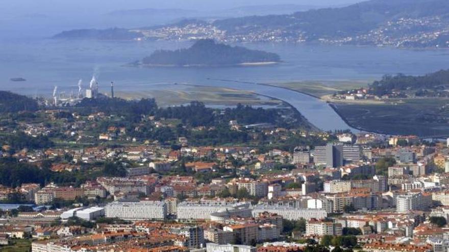 Vista de Pontevedra y la ría, con las instalaciones de Ence.  // Noé Parga