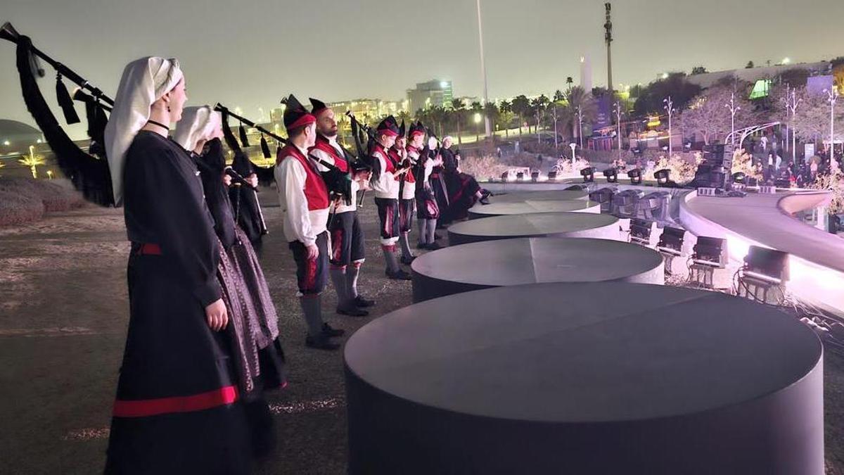 Así fue la primera actuación de la Banda de Gaitas "Villa de Xixón" en la gala de clausura de los "Spanish Days" de Arabia Saudí