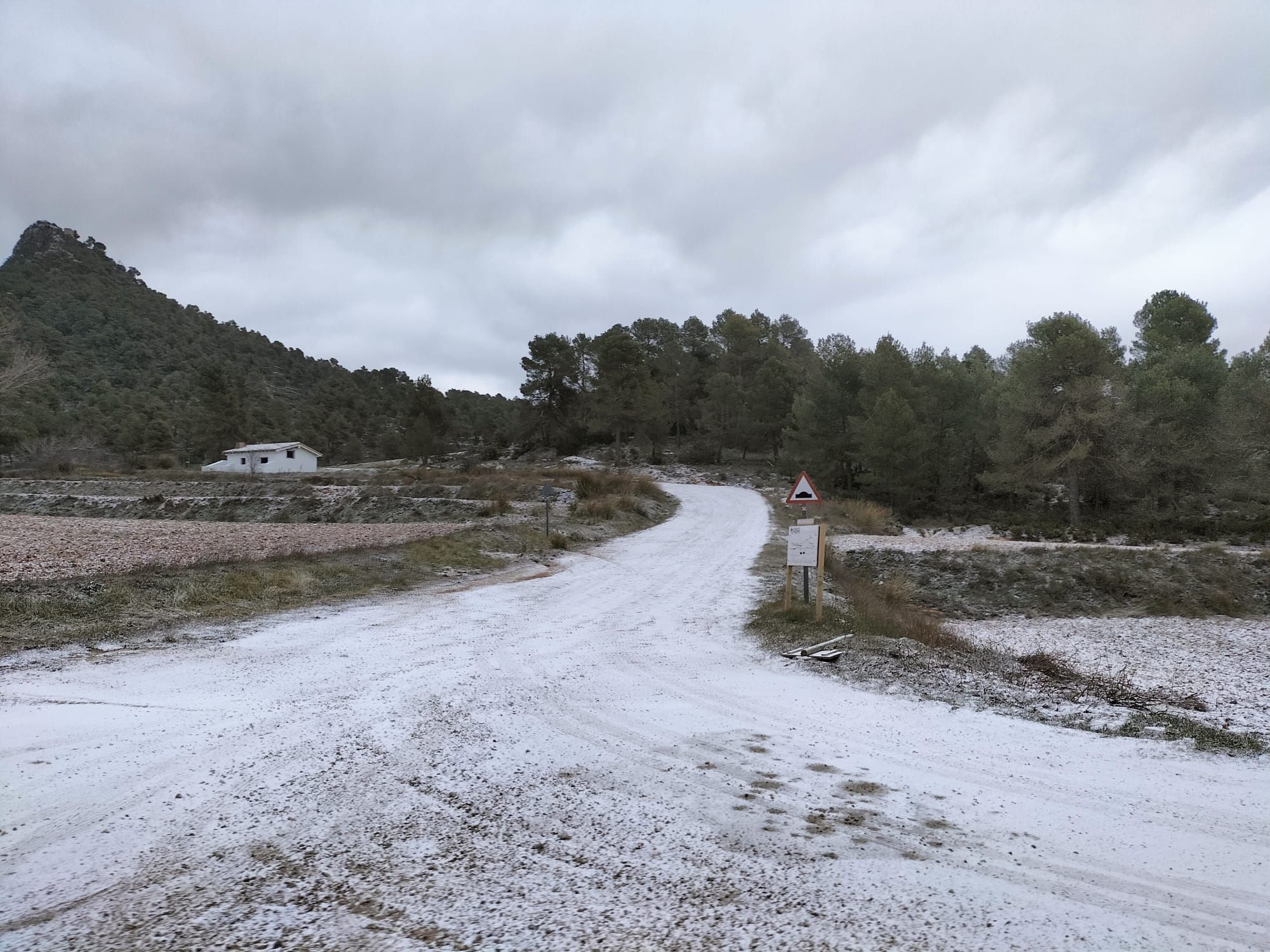 Las temperaturas mínimas se mantienen y la nieve llega a las comarcas de interior