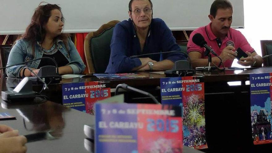 Tamara Argüelles, Jesús Sánchez y Julio González, ayer, en el Ayuntamiento de Langreo.