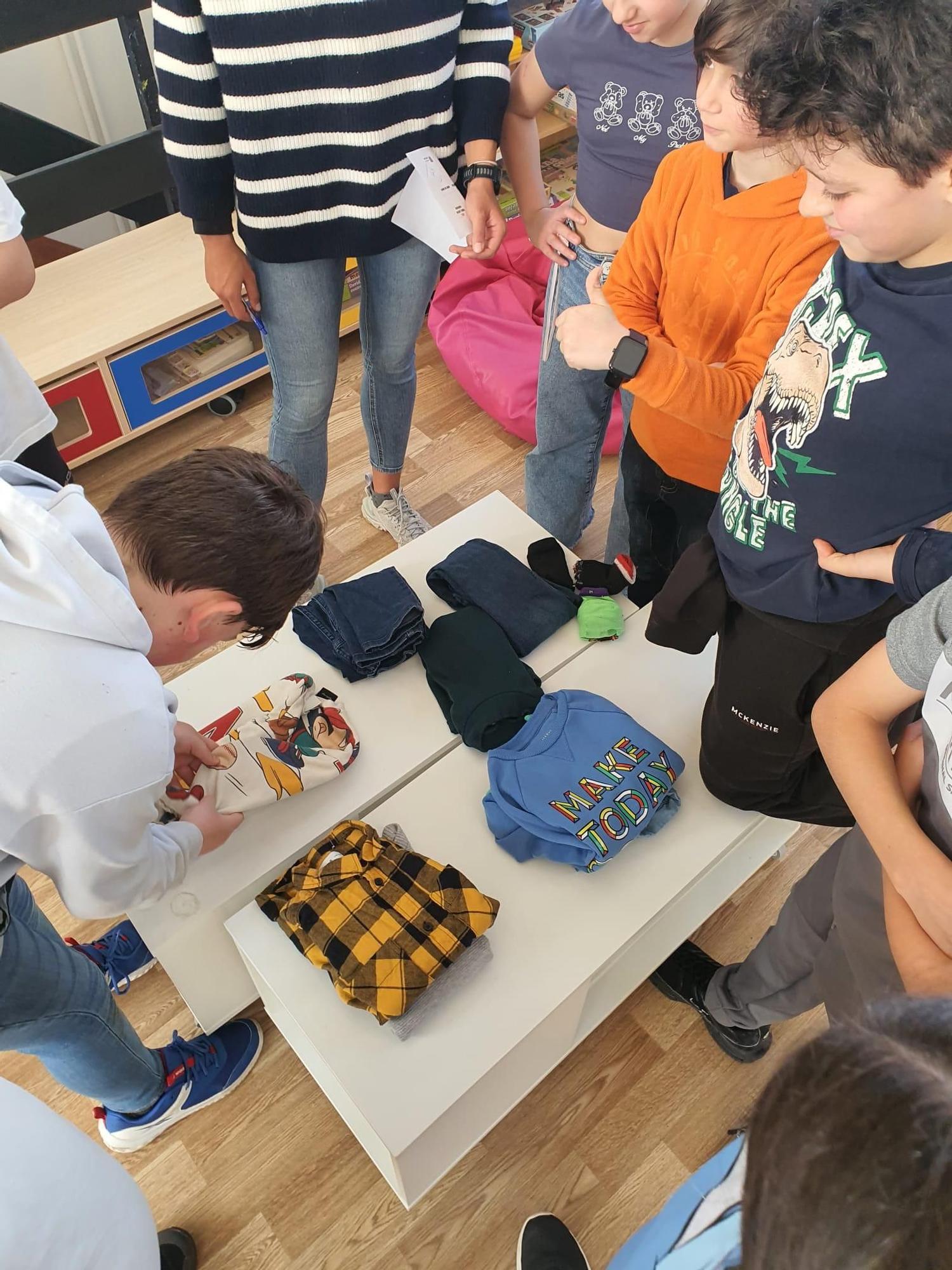 Niños y niñas de Valga realizando labores domésticas en igualdad.