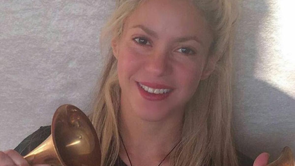 Shakira mostró los dos Grammy Latino conseguidos