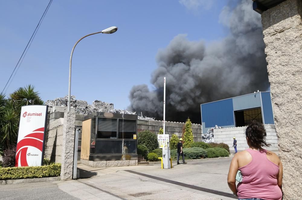 El fuego se ha registrado en una nave dedicada al reciclaje de residuos