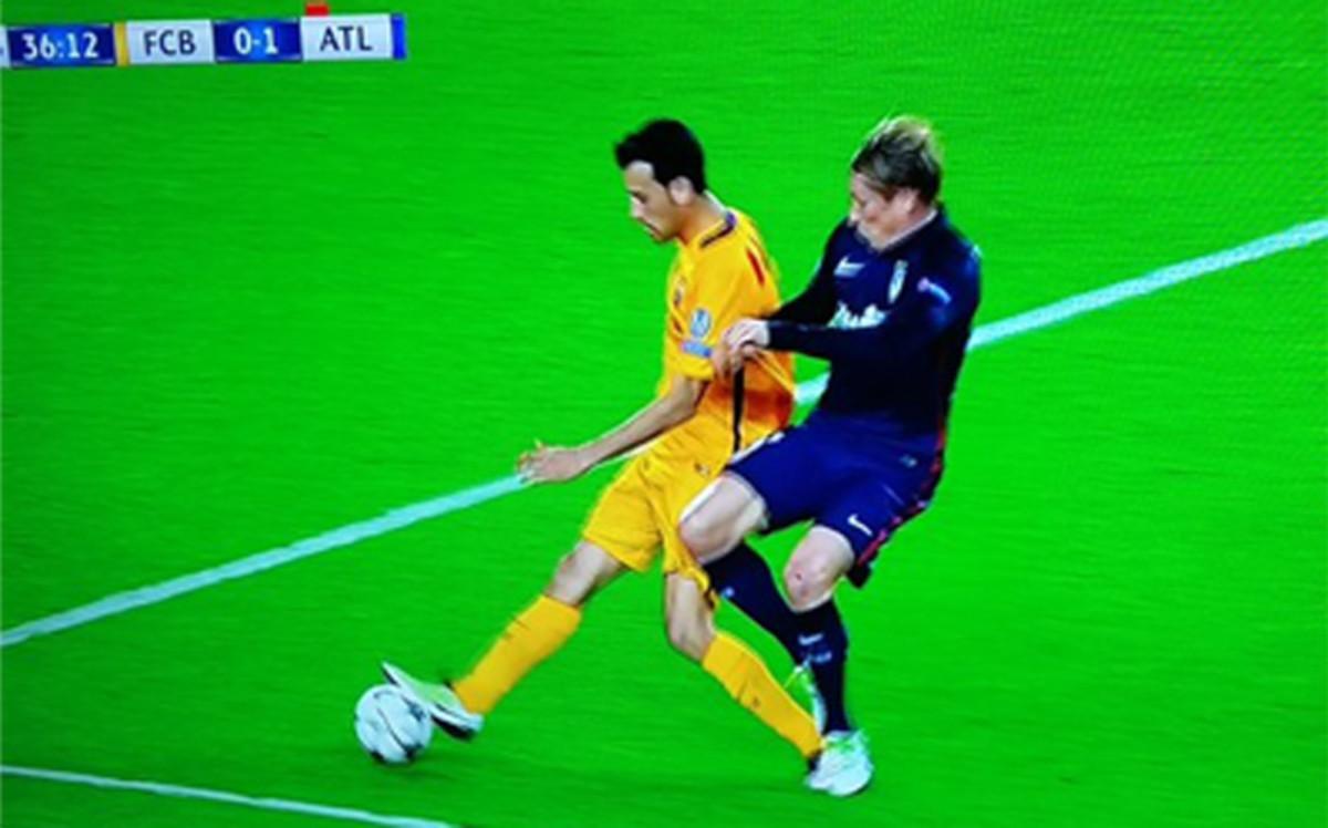 Fernando Torres realizó una dura entrada a Busquets